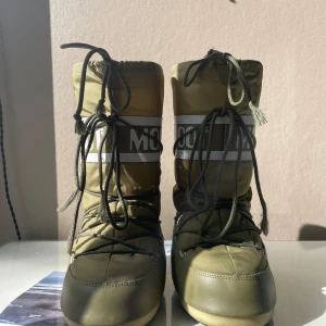 Moon Boot - MOON BOOTS i bra skick, storlek 39/41  Själv har jag storlek 38 och tycker de passar bra! Färg khaki. Använda 1 säsong få gånger. Någon repa fram annars väldigt fint skick. 💚💚
