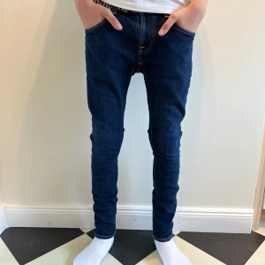 Nudie Jeans - Tjena! Säljer dessa feta Nudie Jeans ⭐️ Skicket är 9/10 med inga flaws 😊 Priset är inte fast utan kan ändras 💵 Om du har några funderingar tveka inte på att fråga 👍