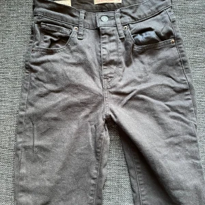 Levi’s jeans - Svarta Levi’s jeans, raka Använda mindre än 10 gånger  W25 L32