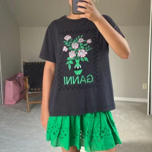 Ganni Tshirt  - Jättesnygg från förra sommaren som inte går att få tag på längre. Använd 2/3 gånger och är i nyskick. Passar både till kjol under sommaren som till jeans