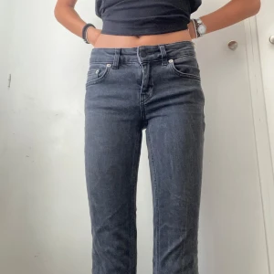 Jeans Low Boot, lager 157 - Svarta, lågmidjade bootcut jeans från lager 157. Nästintill oanvända utan slitage pågrund av för korta. Längden passar för ungefär 160cm eller kortare. Priset är diskuterbart🌸 Köparen står för frakten.