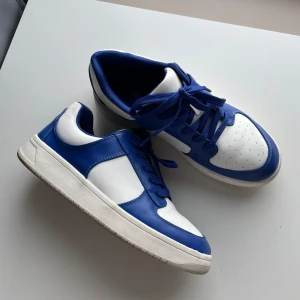 Monki sneakers - Sköna sneakers från Monki. Endast använda enstaka gång. Storlek 39.