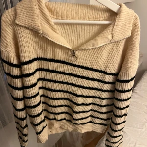 T-shirt - Säljer den här stickade tröjan som är i storlek xs 