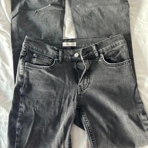 Flared Gråa Jeans - Flared jeans från Gina Tricot storlek 36 köpta för 499kr. Säljer pga inte riktigt min stil längre. Kom privat för mått eller fler bilder!