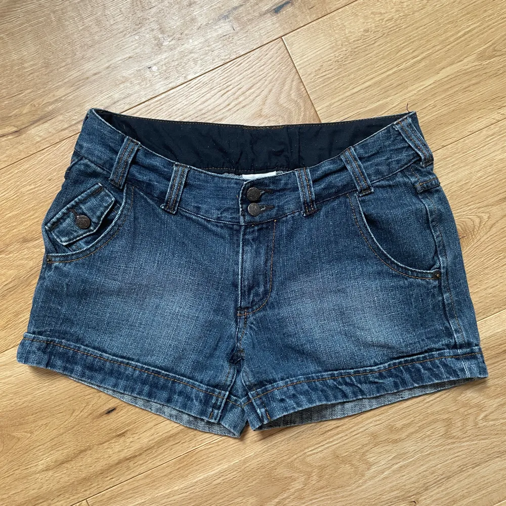 Lågmidjade vintage jeansshorts med coola fickor bak 🌟 Inga defekter! Hög kvalitet. Storlek 36/S och är normala i storleken. Skriv gärna om ni undrar något 💕. Shorts.