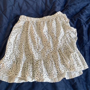 Kort kjol - Säljer denna prickiga kjol från Vero Moda! Använd ett fåtal gånger!! Jättebra skick! Pris går att diskutera!!!🤍🤍