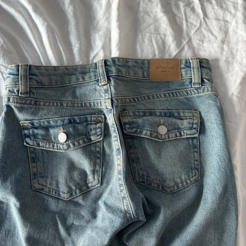 Jeans från Gina Tricot storlek 36 köpa för 499kr. Säljer pga inte min stil längre. Kom privat för mått, jag är 169!. Jeans & Byxor.