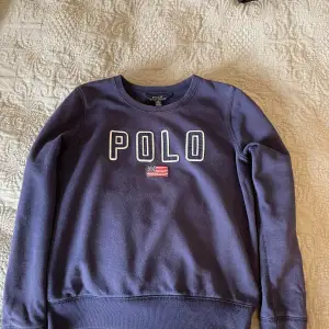 Tröja från Ralph Lauren för barn i åldern 8-10 år. Liten i storleken. Normalt använd. 