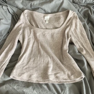 Beige tröja - Jättefin långärmad beige tröja med urringning från HM. Den är i jättefint skick och knappast använd. I storlek M