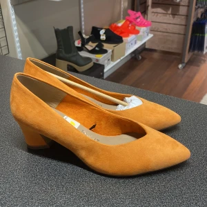 Orangea klackar  - Storlek 37 Helt nya Nypris 599kr
