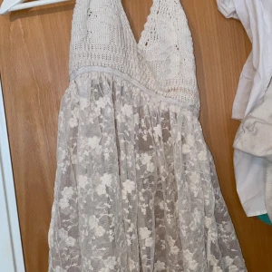 Spets topp - Vit spets topp köpt ifrån zara . Använt några gånger , i nytt skick. 