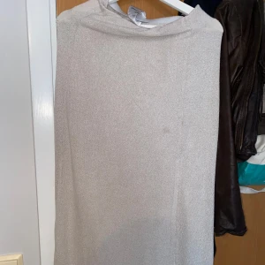Kjol  - En jätte fin beige kjol som jag använd 1-2 gånger . Säljer för 50 kr . Tvätta den innan bild därför är det en liten fläck på. I nytt skick . 