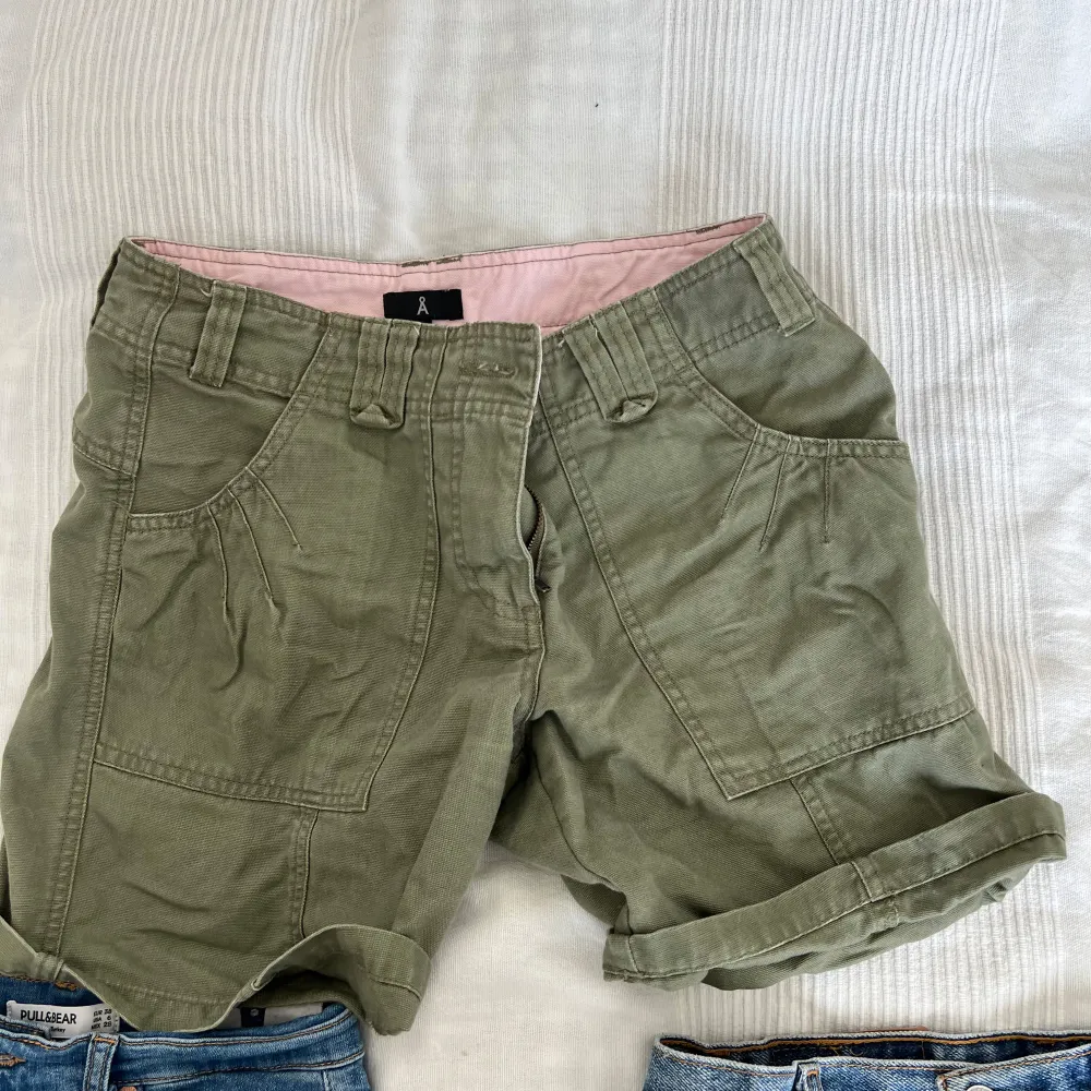 Shorts strl 36, khaki. Perfekt om du är ute efter billiga shorts. Köp gärna något mer, så kan du få samfrakt! Adoore , stories, Djerf, Levis, ganni i profilen, kolla in. Shorts.