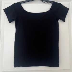 T-shirt från gina - En fin vanlig t-shirt från Gina med lite kortare armar 🌸