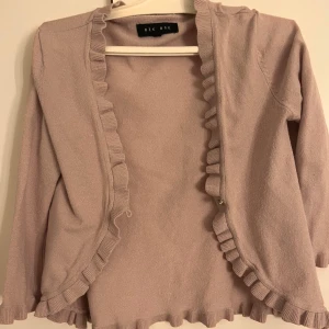 Kofta/bolero - Säljer denna gammalrosa/beiga trekvartsärmade koftan/boleron från bikbok i storlek XS