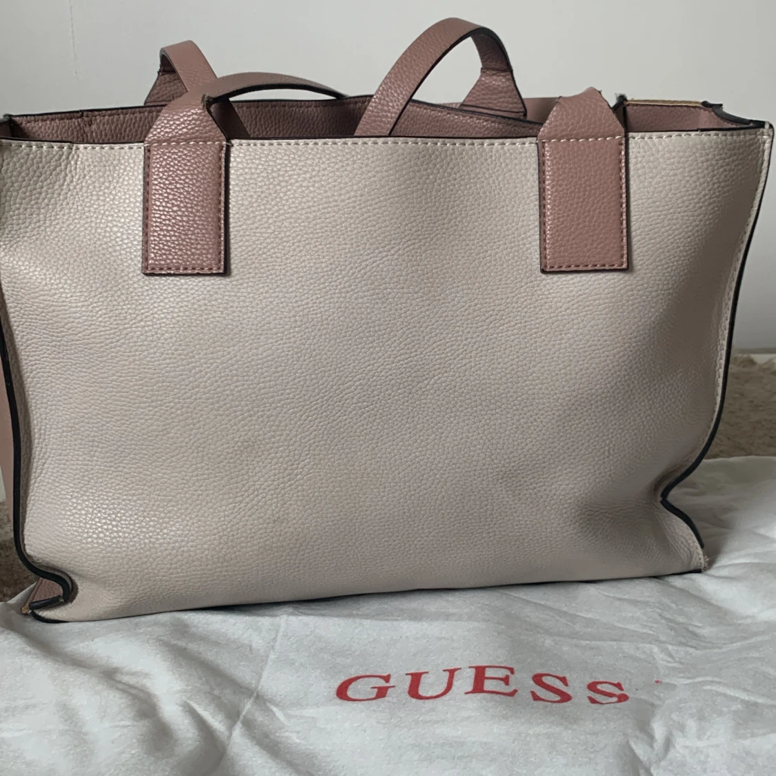 Beige och rosa handväska från Guess - 90
