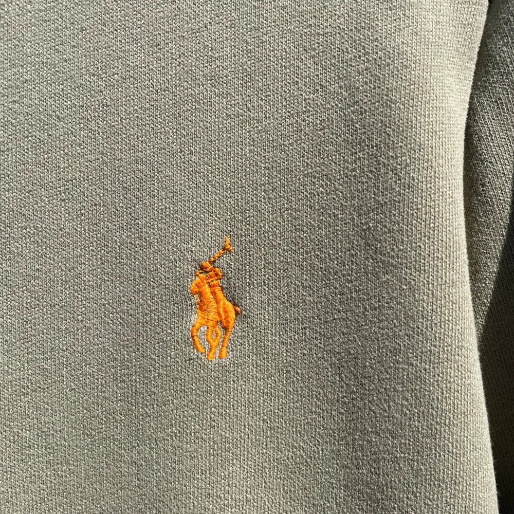 Säljer Ralph lauren hoodie ok skick Storlek L säljer den för den ej passar mig  FAST PRIS❗️dm för frågor mer bilder osv . Hoodies.