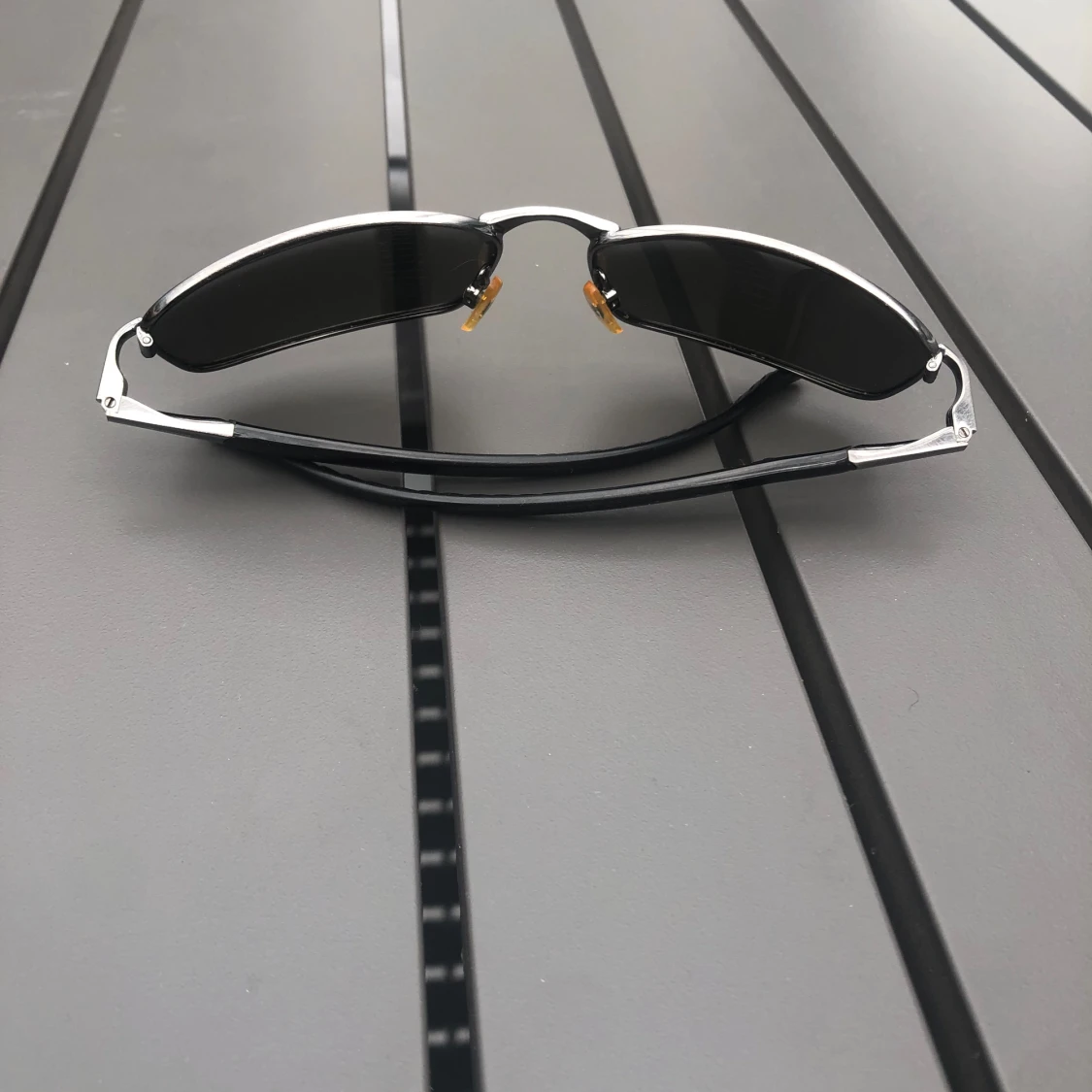 Svarta solglasögon  - 92