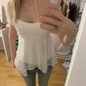 snygg nelly topp💘 - Jätte snygg nelly topp i storlek xs/34. Bara testat den. skriv vid intresse💘💘💘