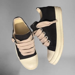 Rick owens ramones - Säljer dessa jumbo lace ramones köpta på goat under deras rea men dessa passar mig tyvärr inte längre :( Kvitto finns! Har tyvärr tappat bort lådan vilket minskar priset.