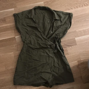 Mörkgrön jumpsuit från Zara - Säljer min jumpsuit från Zara som är i ett toppenskick (använt den en gång)😁
