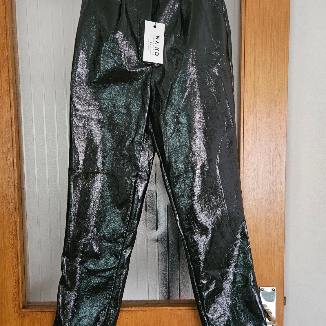 Svarta högmidjade byxor från NA-KD