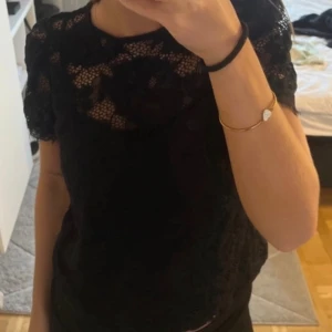 Svart söt gullig topp blus spets spetsblus spetstopp coquette stockholmsstil trendig populär - Framsidan av toppen har undertyg så att BH inte syns. Ryggen är helt transparent/genomskinlig!