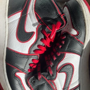 Jordan 1 Retro High ”Bloodline” - Säljer mina jordans med orginal box och extra skosnören.  Sparsamt använda och fortfarande bra kvalite men säljer för att jag ej har användning av dom längre🤗