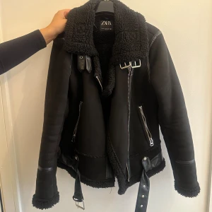 Zara jacka  - Zara jacka i mocka. Väldigt fint skick i storlek XS