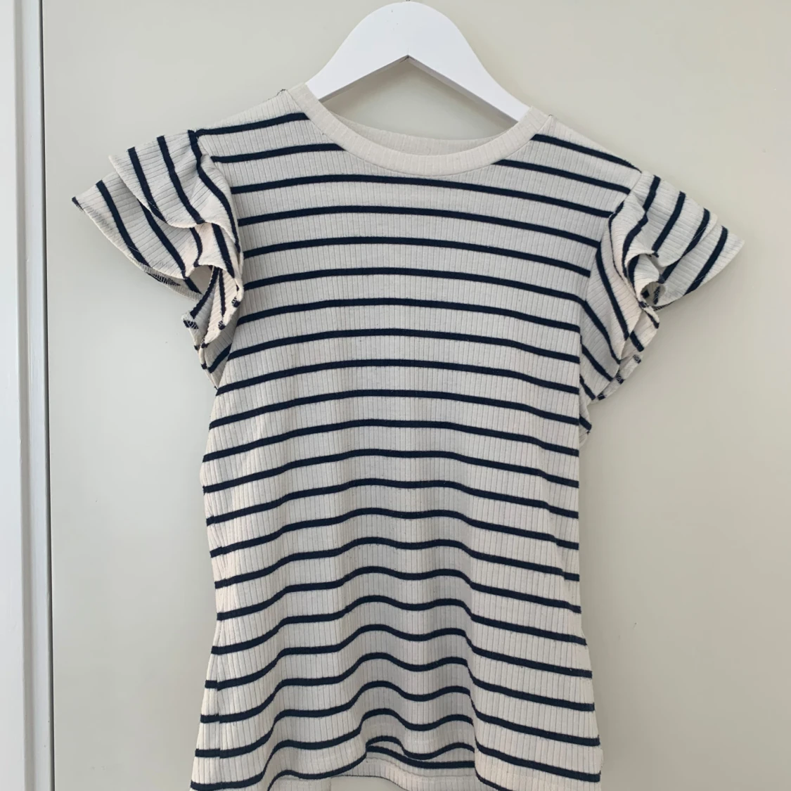 Randig volang ribbad tröja 