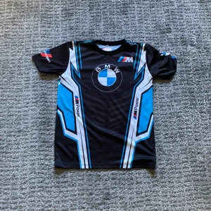 Bmw t-shirt - Bmw tshirt som jag nästan aldrig har andvänts. Pris kan diskuteras. 