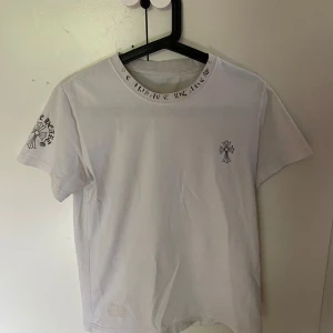 CHROME HEARTS T shirt  - Säljer denna snygga chrome hearts tröjan som är perfekt till sommarkvällar. Skick 9/10. Skriv vid intresse!