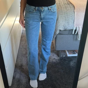 Lågmidjade jeans  - Låg midjade jeans fårn bik bok. Använda få tal gånger så mycket bra skick. Dock är dom avklippta och gick lite sönder då. Nu skulle jag säga att dom är 30 i längd istället för 32.😊