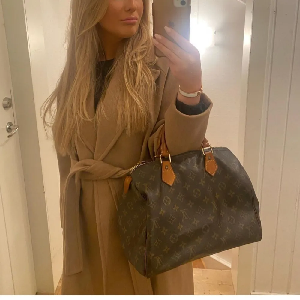 Säljer min jättefina Louis Vuitton speedy väska som jag inte längre använder, väskan är i bra skick och självklart äkta. Köptes på Vestiaire. Vid snabb affär kan pris diskuteras men inga skambud! Skriv för mer bilder och frågor❤️. Väskor.