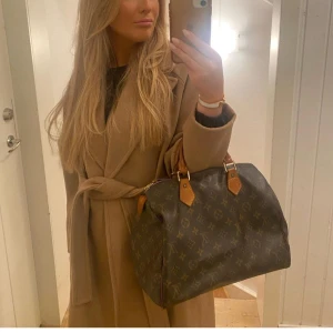 Louis Vuitton speedy 30 - Säljer min jättefina Louis Vuitton speedy väska som jag inte längre använder, väskan är i bra skick och självklart äkta. Köptes på Vestiaire. Vid snabb affär kan pris diskuteras men inga skambud! Skriv för mer bilder och frågor❤️