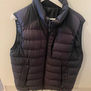 Zavetti Canada väst - Fin väst som passar bra under vår/höst, funkar på sommaren också men kanske lite för varm, storlek L, pris kan diskuteras