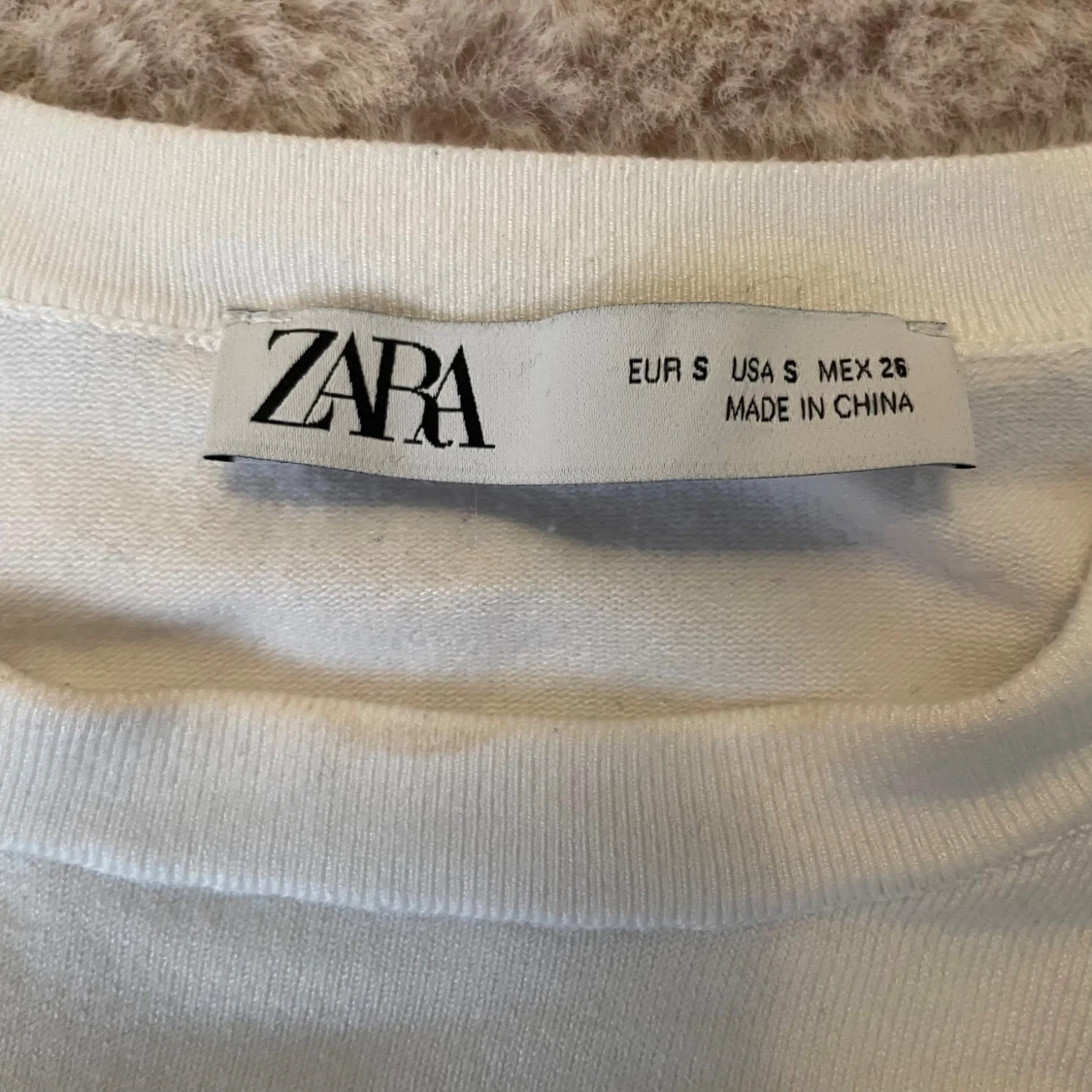 Långärmad tröja med guld detaljer  - 91