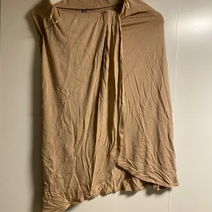 Kjol - Beige kjol som går under knäna,  ”on lot”, aldrig använd, köpt secondhand