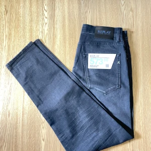 Replay Sandot - Tjena, Säljer nu mina Replay Sandot jeans i storlek W31 L32 relaxed tapered. Helt nya, Klippt av några tags men gillade inte hur dom satt. Om du har några frågor är det bara att meddela. Mvh Jesper 