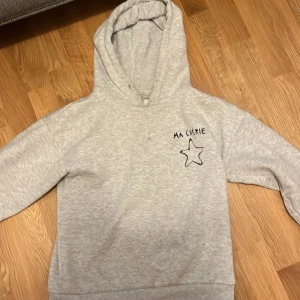 Ma chérie hoodie - Bra skick förutom att snörena har åkt in i huvan, absolut inget som märks. Tvättas innan jag postar. Storlek 134-140 men känns större, känns som 146. 
