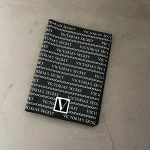 Victoria’s Secret Passhållare - Helt oanvänd. Skriv privat för fler bilder 🖤 Pris går att diskutera!