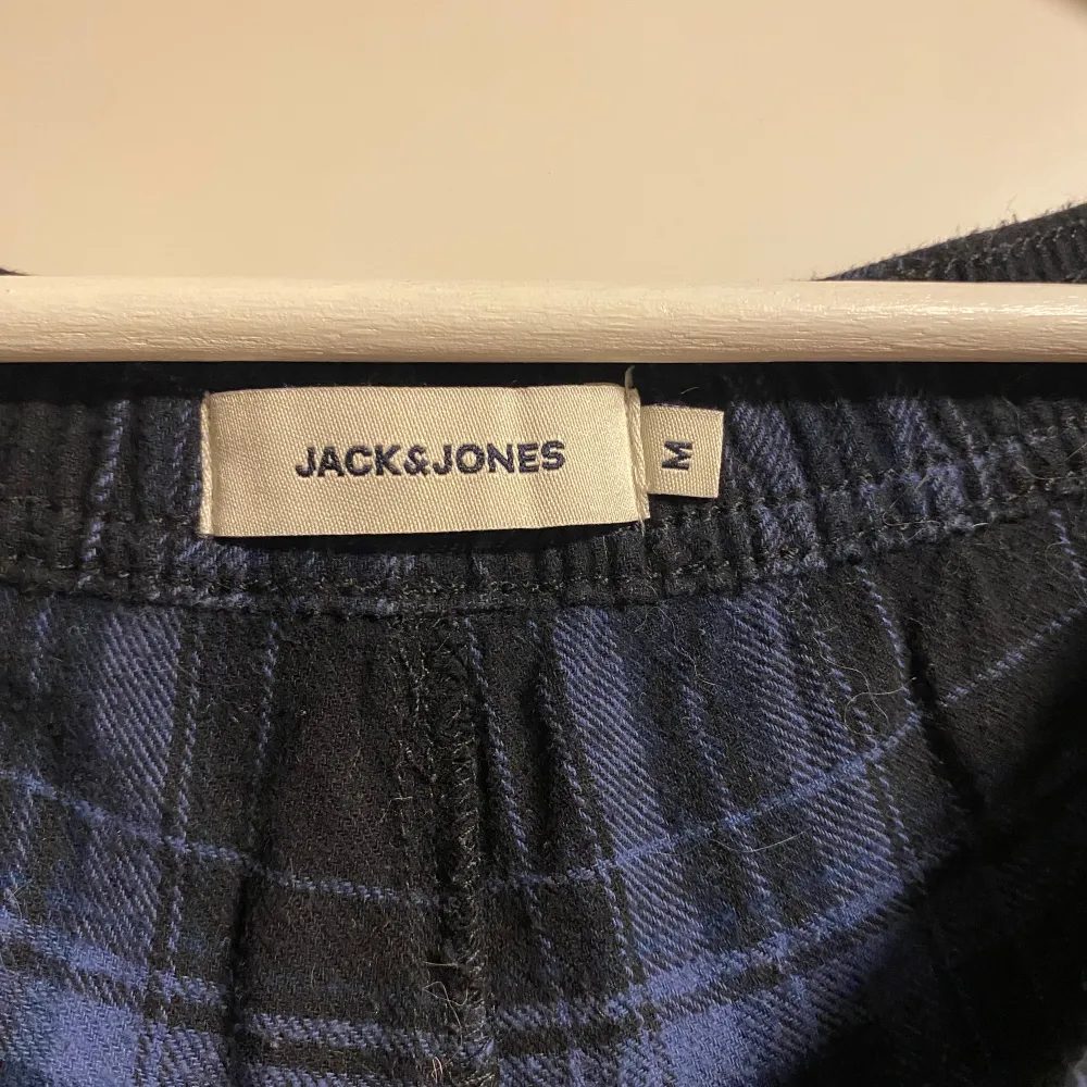 Blå rutiga pyjamas byxor, herr modell från Jack & Jones. Jeans & Byxor.