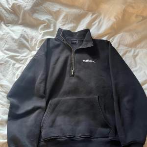 Faded store 1/4 zip tröja med ficka i använd skick men dugligt skick ändp 