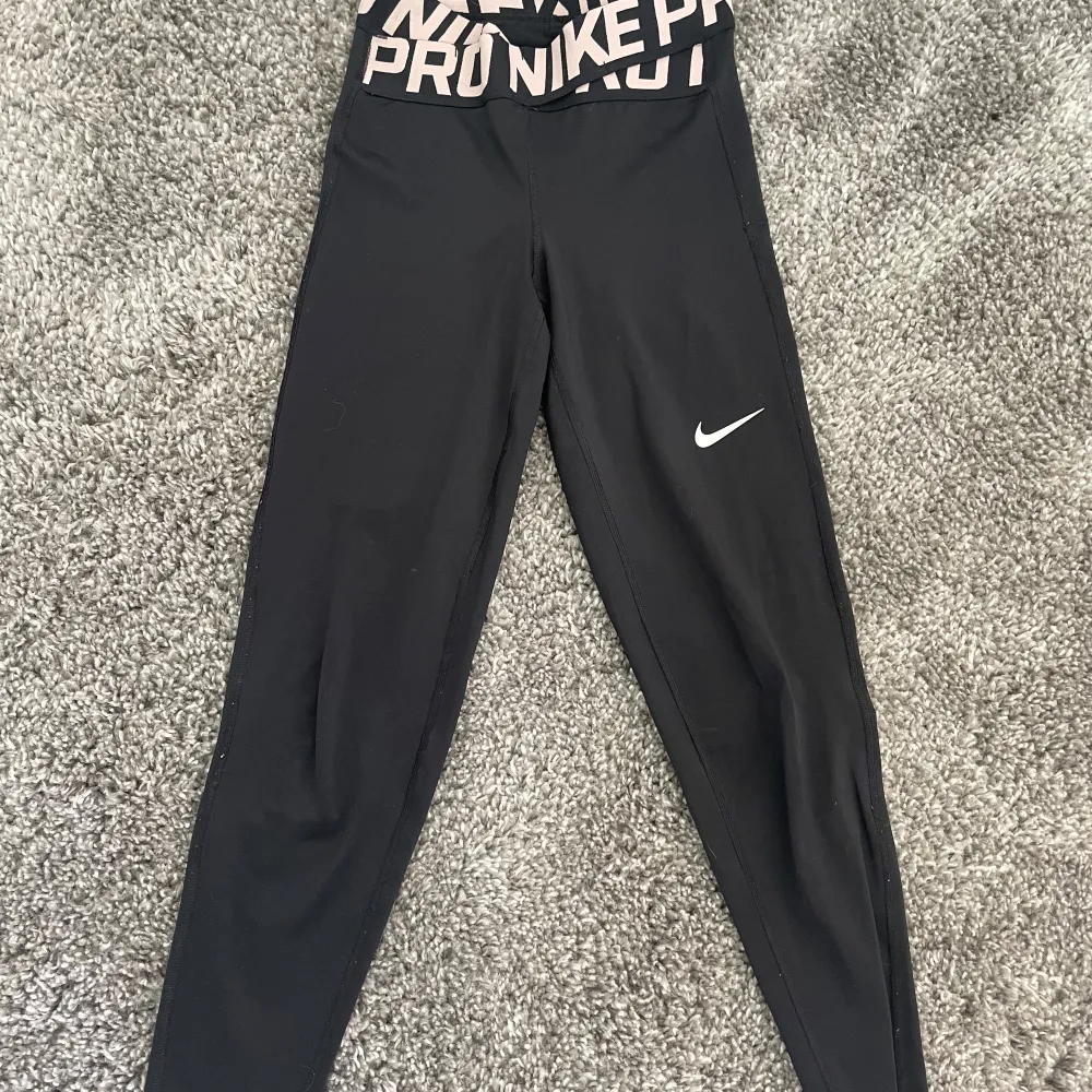 Jättefina Nike PRO byxor som har en annorlunda Nike PRO band vid midjan. Tyvärr för små för mig. Priset går att diskutera❤️. Sportswear.