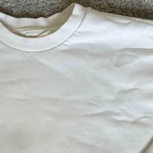 Sweatshirt  - Vit sweatshirt från ginatricot i storlek s, använt skick men inga fläckar finns