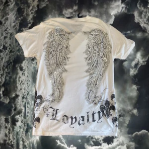 Vacker t-shirt - Super vacker t-shirt med rinestones, vingar på baksidan och jätte coola detaljer💖💖💖