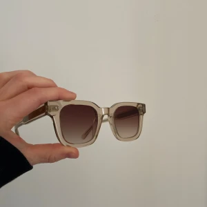 Chimi solglasögon  - Säljer mina chimis i modellen 04 Ecru. Väldigt sparsamt använda och fodral medföljer💛