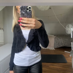 Söt volang kofta - Söt volang kofta från hm, strl m men passar s och xs.😇💕
