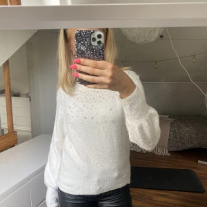 Pärlad stickad tröja - Pärlad stickad tröja, nopprig därav priset😇