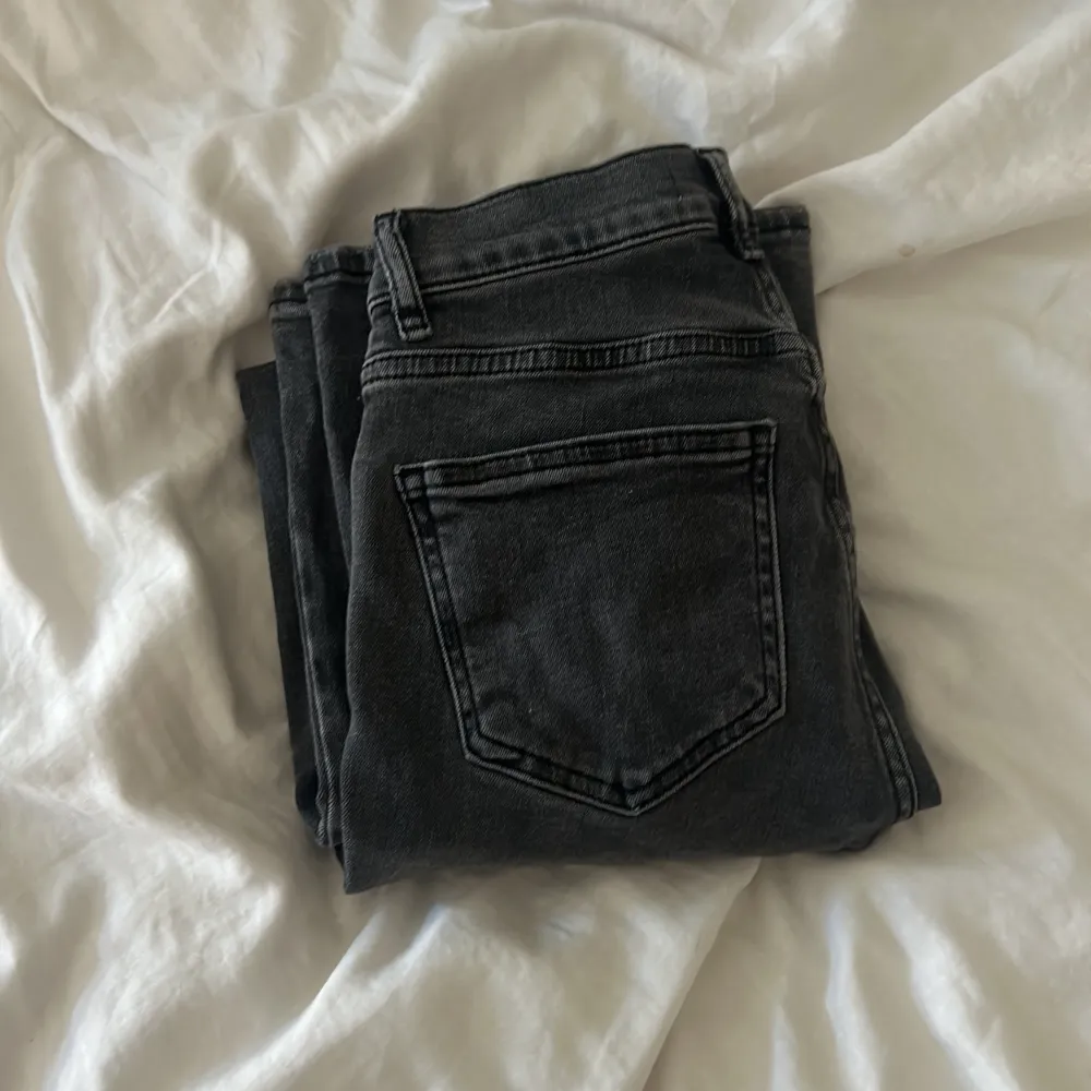 Säljer dessa jeans från Gina då dem inte kommer till användning! Dem är i storlek 34 och välanvända, dem har inga defekter!😃 nypris 499kr säljer för 100kr✨. Jeans & Byxor.